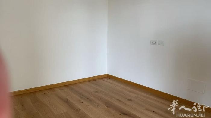 Via zarini 两房一厅出租，全新房子，1200房租，另一套一房一厅900