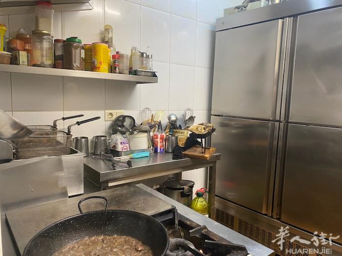 卖店面 马德里Leganes 传统老酒吧。店面带生意一起卖。店面108平米，一个