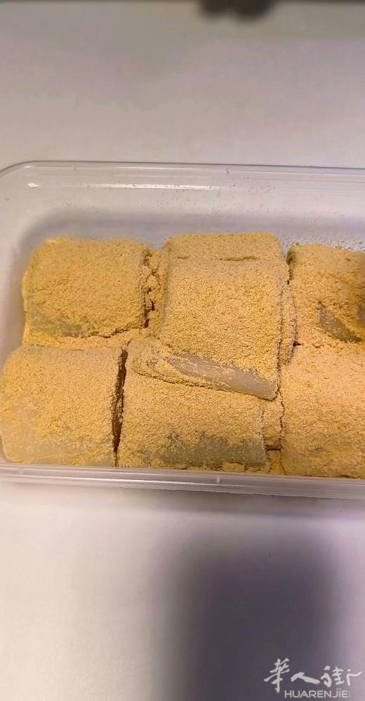驴打滚儿也叫豆面卷儿啊。我们选用最好的糯米粉儿。豆面粉，才能做出好吃又美味的食品