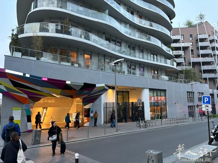 17区地铁口餐厅转让，距离地铁站10米，中午办公室客人，晚上楼上大小各一包厢KT
