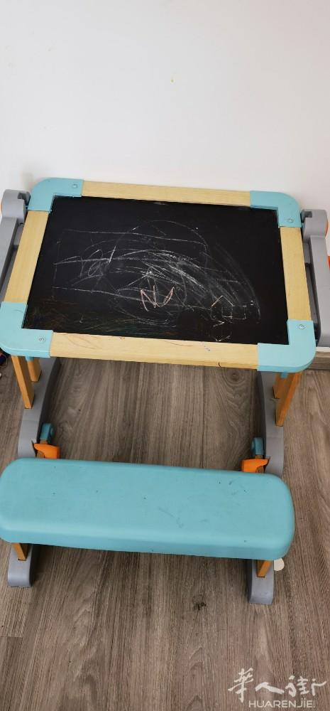 小孩画板一面黑板一面白色可用水彩笔的，可以调节升高矮，10欧自取94cretei