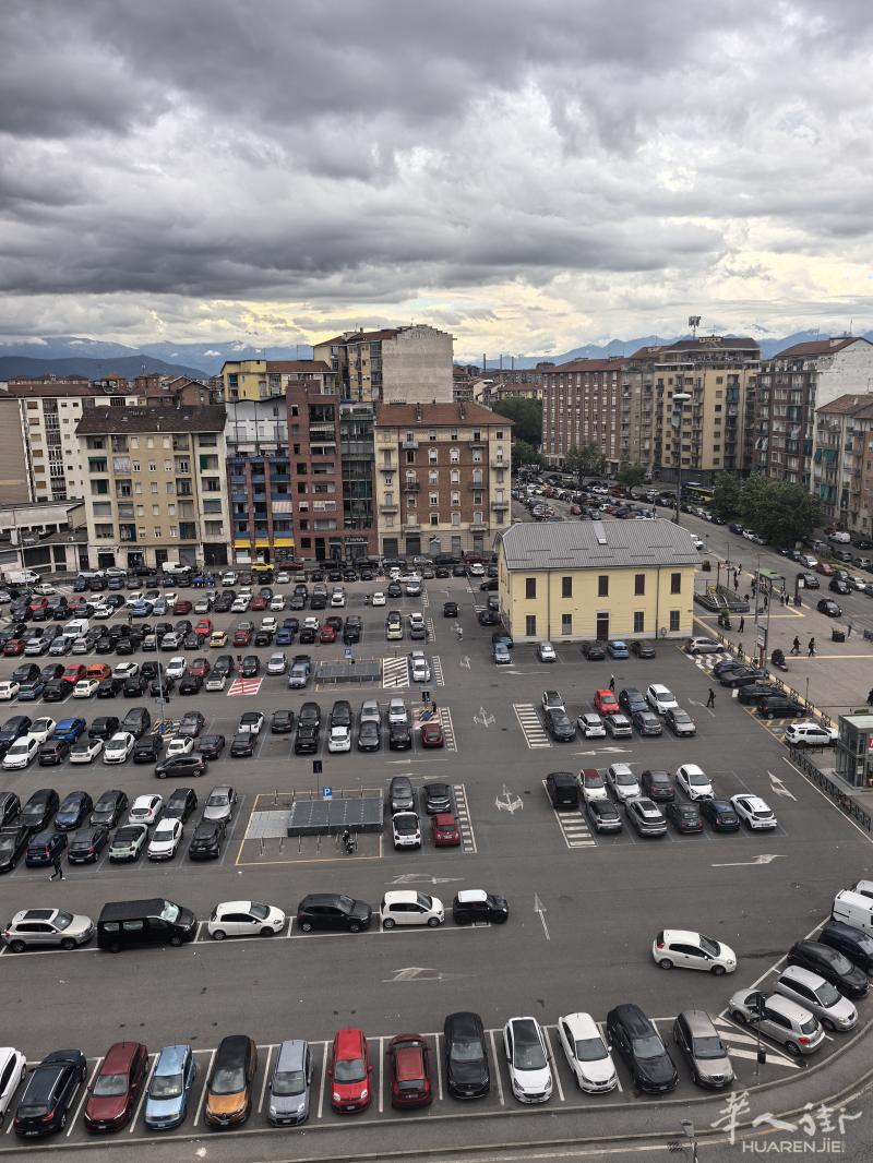 都灵 piazza Bengasi地铁口，有电梯8