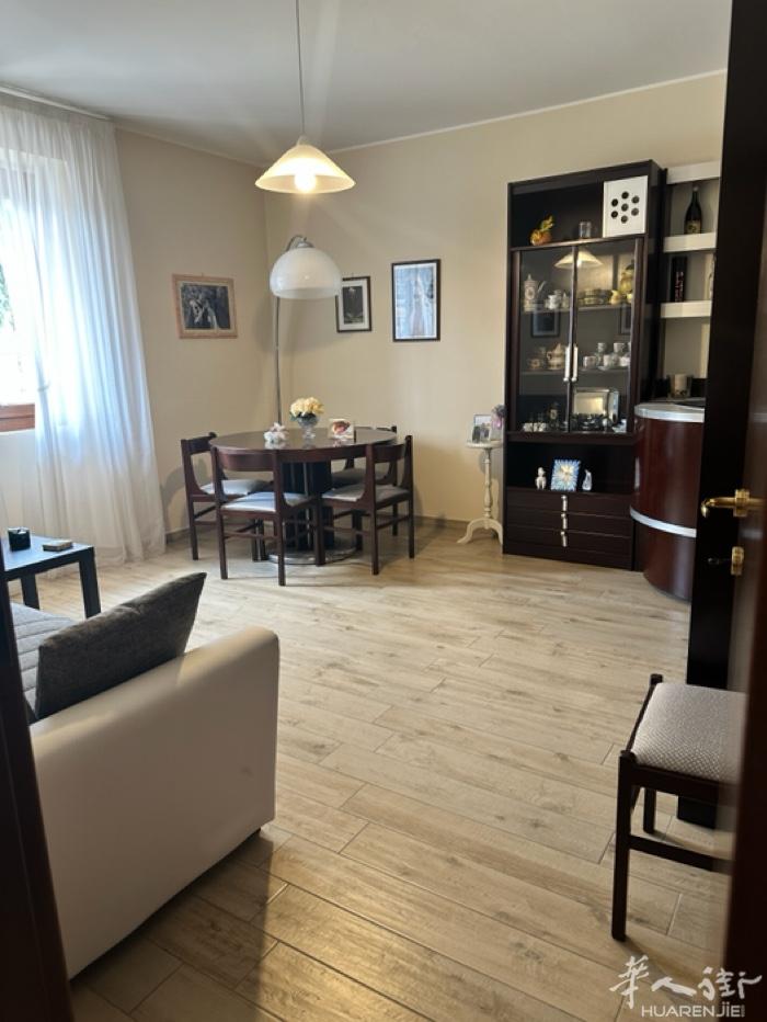 prato chiesa nuova ， 大落地房+50平方仓库，+两个小店面+
