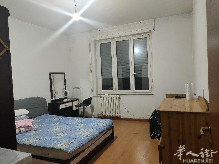 米兰市内紫线红线地铁附近一个大房间出租，有需要的的朋友可以联系详聊！320422