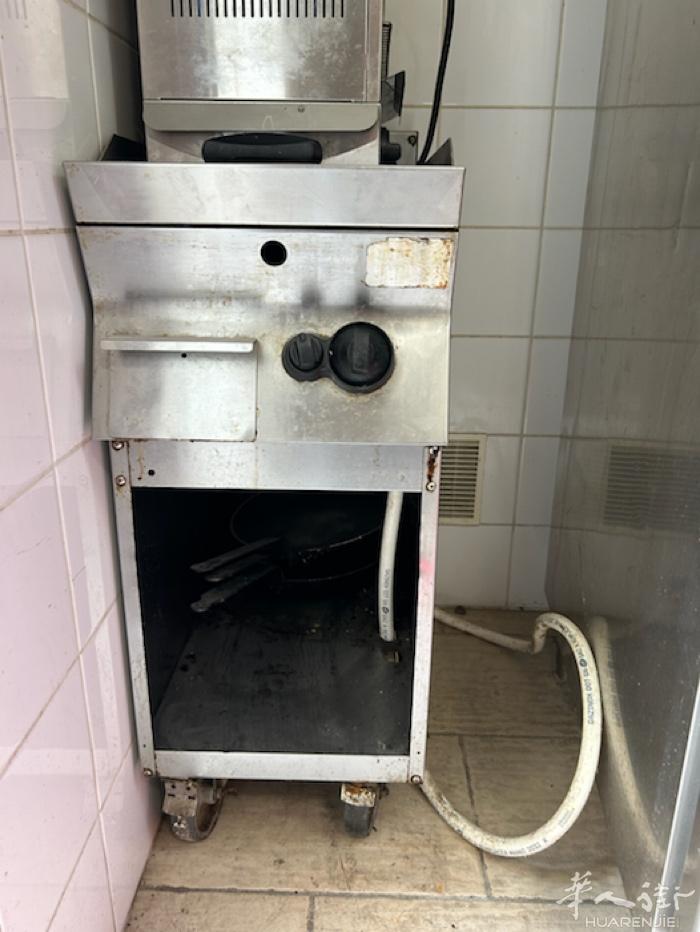 餐馆用品出售，由于装修原因，一个煤气炉加烤牛排机加炸暑条机加一个小烤箱。总共九百