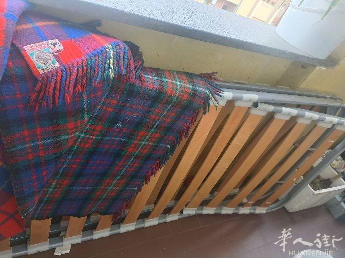 两个床架，宽85左右，八成新，一个枕头区域可调整高度，一个常规！20一个自取！有