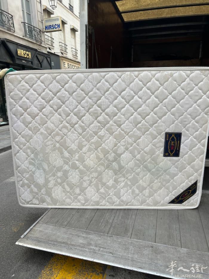 出售一个双人床垫，九成新的100欧元电话0626711360