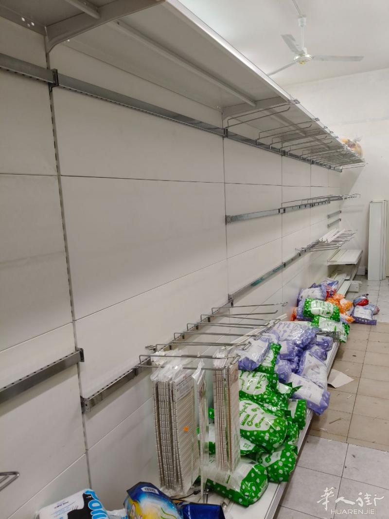 Zaf品牌百货货架转让八成新在genova市看上的老板联系我3249999878