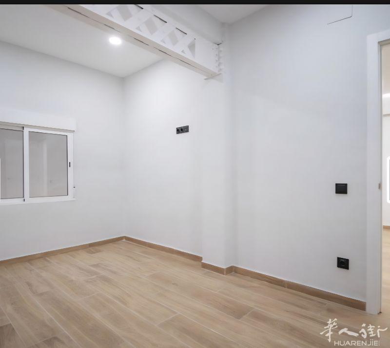 圣家教堂附近calle Sicilia复式新装房出售！ 地铁Joanic ,Alfons X. 房子布局一层有：一个卫生间，厨房，客厅，一个卧室，还有一个朝内的阳台。第二层有三个卧室，一个卫生间。 注意：由于是房朝内，所以自然光不多！！