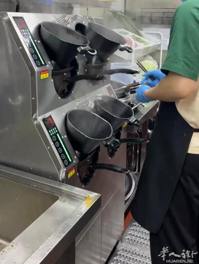 智能炒菜机器人，可同时做四道菜，操作简单，价格实惠，节省大量人工费用，各位中餐馆