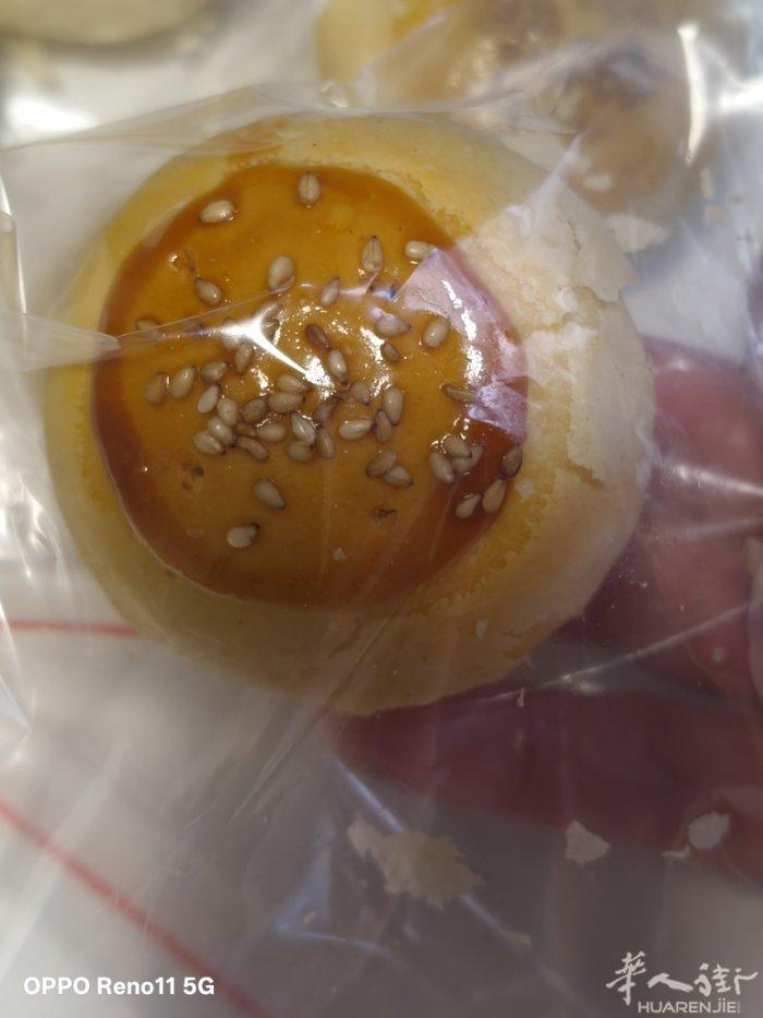 蛋黄酥，炉果，家人们想吃的可以加V信。食品现做现卖。食材好。干净又卫生，营养又健