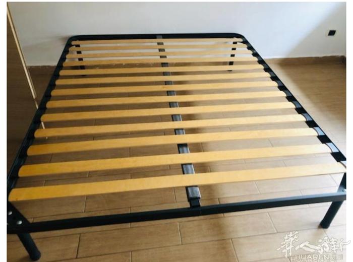 一个双人床，，需要的联系3287765990，在Prato，