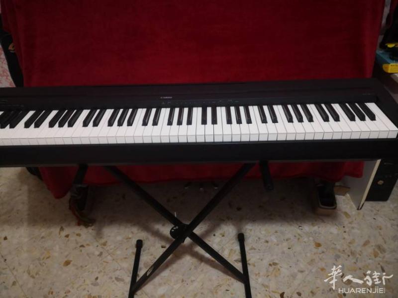 出售两台钢琴；一台是(Yamaha)电子钢琴,一台