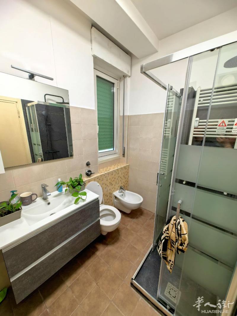 长租Bovisa附近-Quarto oggiaro房主出租整套房子，精装修所有电器和家具是新的，长租短租都可，带停车位欢迎旅游的小伙伴15分钟小火车到Bovisa，30分钟小火车到Duomo市中心。40路10分钟到达Affori fn黄线地铁57路直达华人街附近有Bar, 理发店，Farmacia ,MD超市