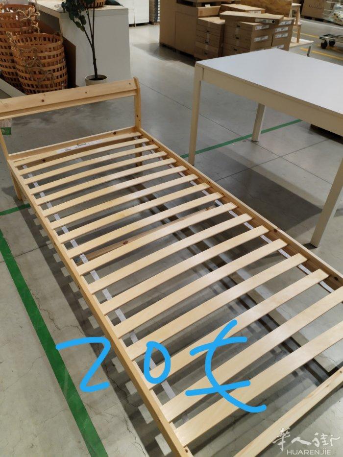 单人木床20€，双人木床25€，鞋架5€，单人铁床🛏️25€，全新镜子10€，