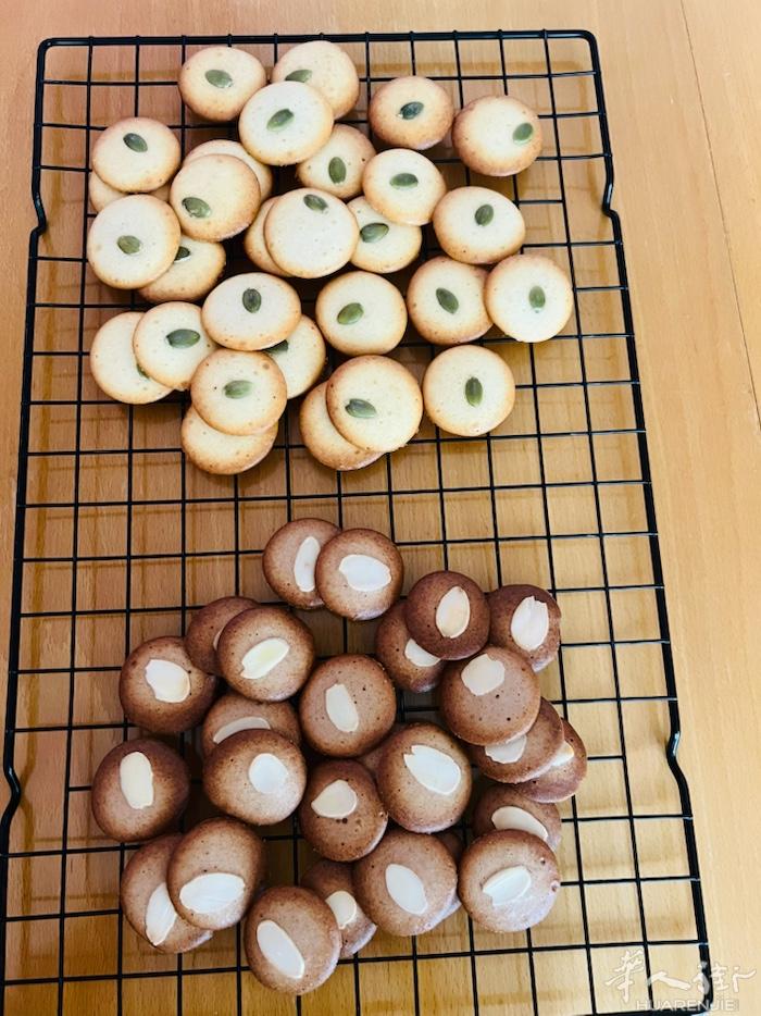 薄脆饼干两种口味.巧克力和原味.红蜜豆洛夫面包.