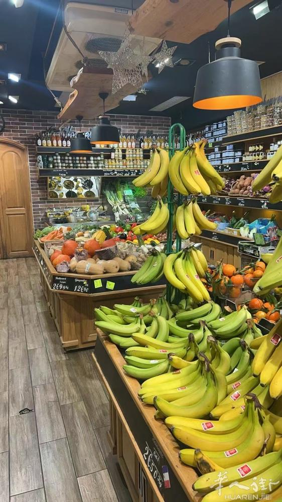 小巴黎 水果店出售 生意火爆  店面积约70平方米，布局合理，设有准备区和漂亮的