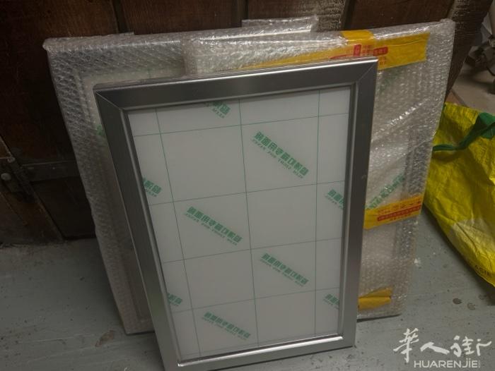 现有3个展示框 40*60cm 一个15€ 三个40€  有需要联系 需自取