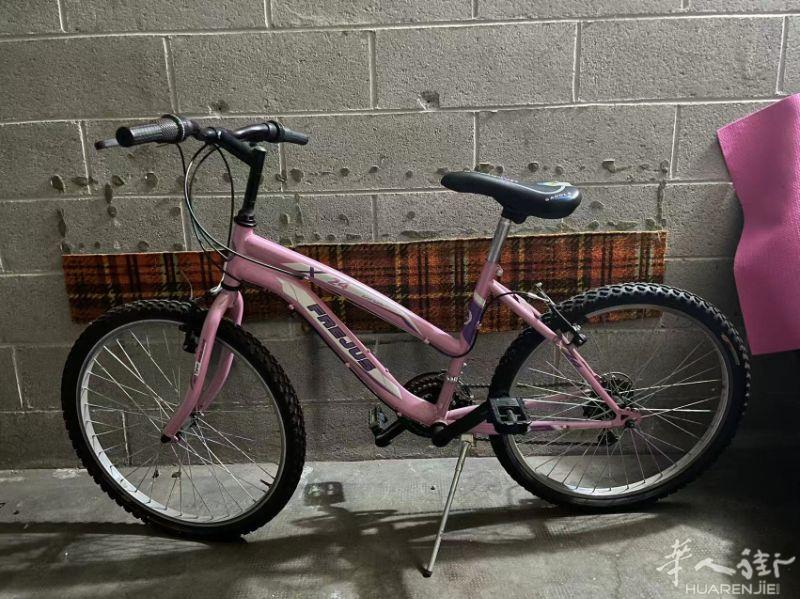 米兰边gallarate出售闲置的两辆九成新自行车🚲。女款80欧元，男款100欧元。欢迎来电咨询：3332815153。