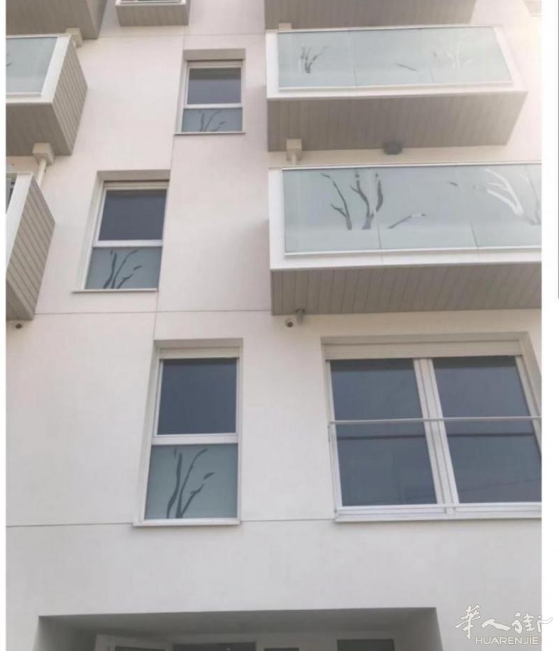 94省vitry sur seineT9 第9站，到13区十几分钟，T9车站台watteau rondenay 站在楼下，有一个小房间出租，8平方左右，房租250欧每月，没有外窗，有一个室内窗。不能申请房补，床，衣柜，家电都有，中央供暖，拎包入住。附近有auchan等超市，想找一个可以长租的人, 可以马上入住。电话：0652107725， 如未接听，可以发短信。