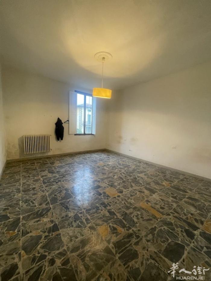 出租落地房三个卧室一个厨房一个厅 有后院 房租1260 位于santangelo