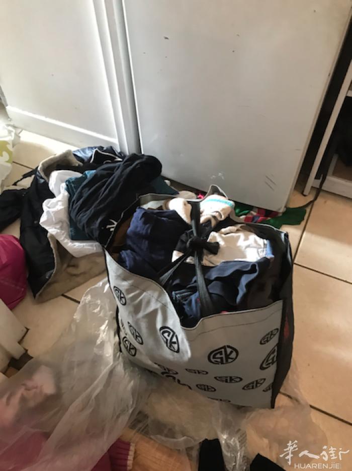 宝宝音乐躺€5 小孩衣服男女1到4岁全部€20游泳衣服和游泳器€15