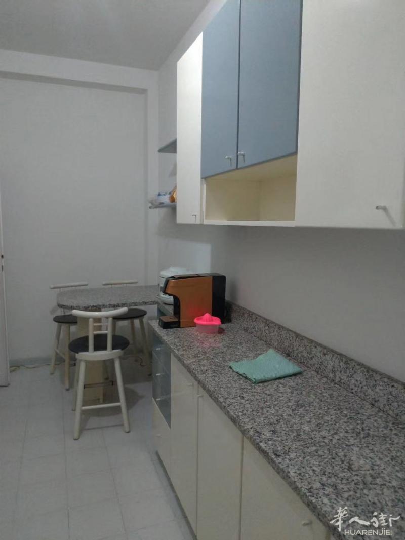 米兰房间搭铺红线地铁Bandenere，蓝线地铁