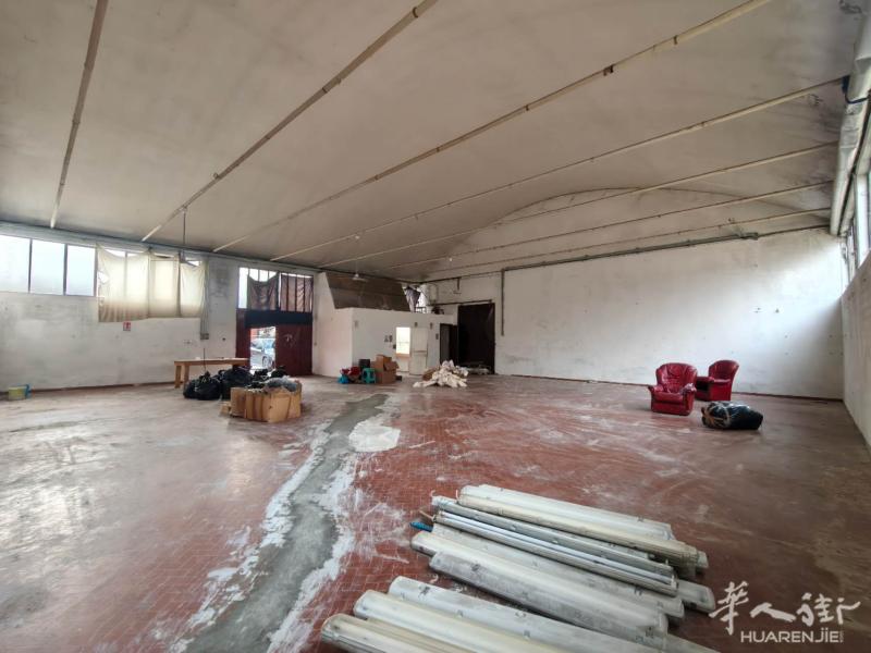 【出租】住家+工厂，工厂250mq，住家3房1厨1卫，位置：bagnolo，月租2500，微信PO26738966