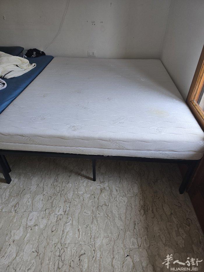 出售闲置双人床，床垫加床架子，需要自取在prato