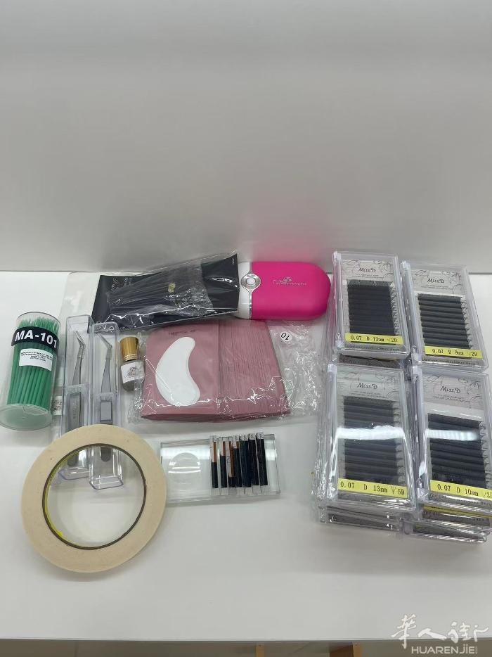 出睫毛产品，图片里的全部一口价300欧，需要的可➕V:cf09630聊 在米兰或