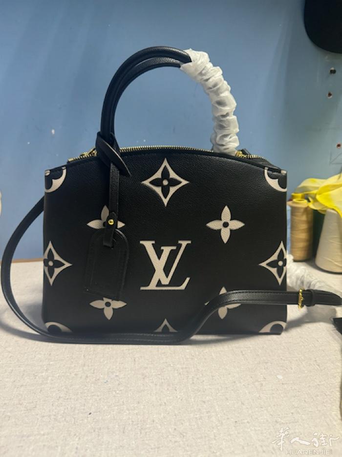 意大利 女士真皮包包～可以货到付款 价格1xx 欧盟都可以邮寄.  （