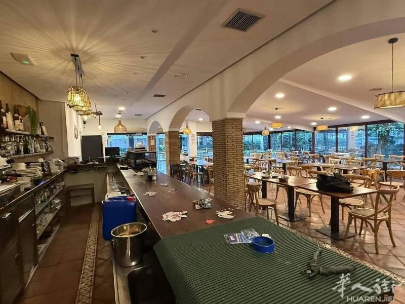 alicante海边，因股东原因，现诚意转让店铺一间，接手即可营业，机会难得300平方 设备齐全。离海岸一线步行1分钟，夏天周边人流量大。有意者电话联系，非诚勿扰。