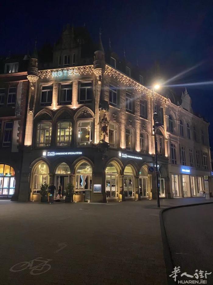 转让：市中心黄金地段餐馆 + 宾馆  现有位于市中心著名景点脚下的餐馆及宾馆诚意