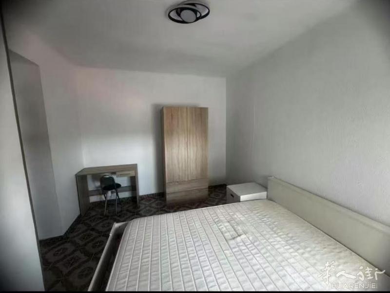 🏠巴塞L5 Sant Ildefon 海鲜市场对面单间即日起租