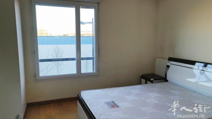 93区批发市场cifa旁边，有房间出租，12.5m² 2楼 有电梯，窗朝东南 带