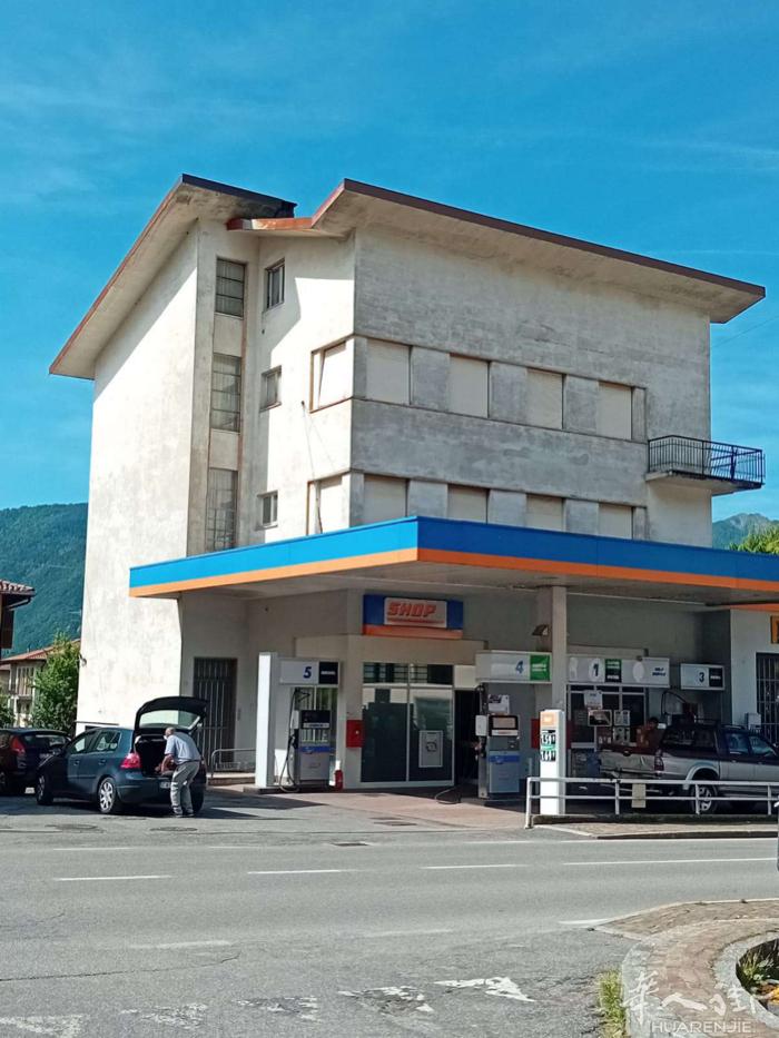 罗维塔（BG）。         （赛里亚纳河谷上游的旅游胜地）该建筑位于一条主