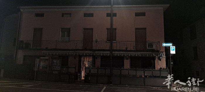 酒吧出售，出售酒吧，每天200，老虎机2000左右，，bergamo 附近城市，