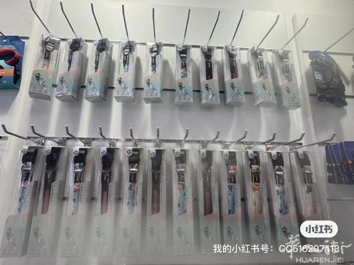 都灵宠物用品大甩卖 本人有大量宠物用品狗绳狗球。因个人原因要甩卖，这些尾货。狗绳