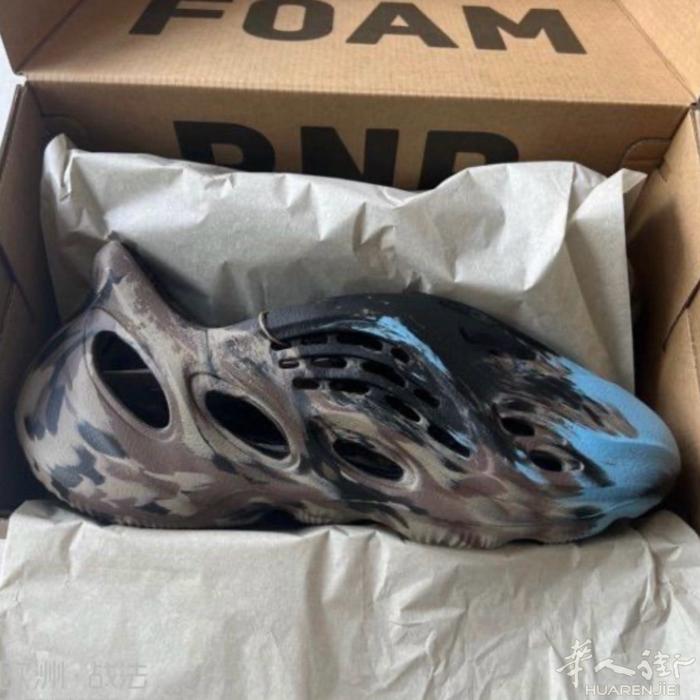 出售一双椰子凉鞋Yeezy Foam RNR Bleu，adidas官网抽中，附