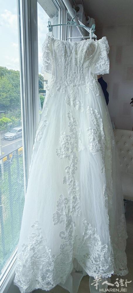 婚纱礼服低价出售，仅婚礼穿，几乎全新 小拖尾，后绑带设计，体重50kg - 80