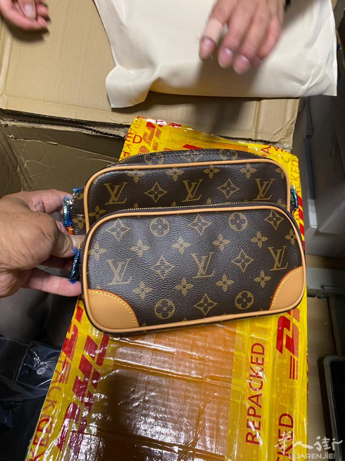 货到付款 男包现货意大利 快递邮 欧盟都可以. 价格1xx. 不