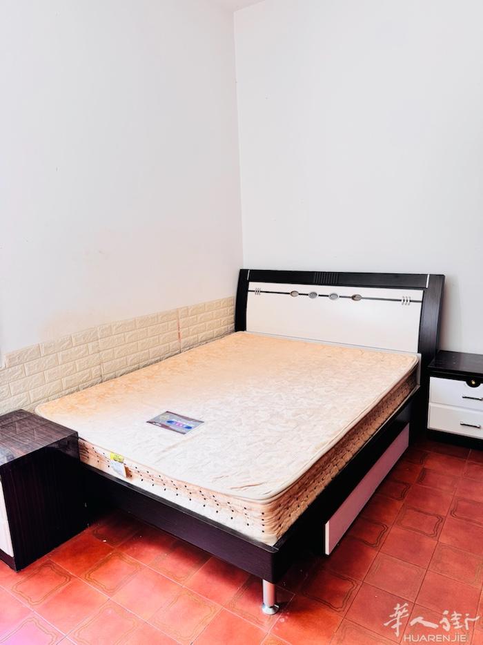 搭铺  📍普拉托中国街 · 小林超市对面巷子内 🏠 房屋出租：两个房间 🔹