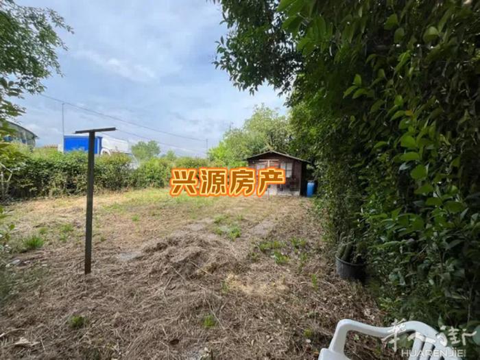 Prato在iolo 区 小型落地房出售一室一厅 厅连厨房 有院落 有车位 出售