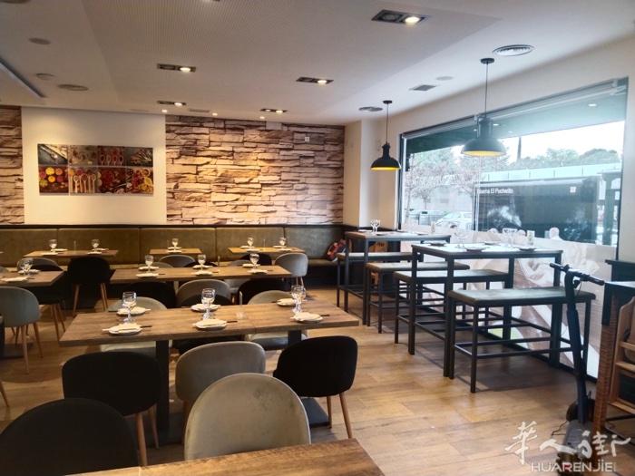 餐馆酒吧 马德里北边富区，商业办公室中心。主街华为公司总部对面，店面180平米左