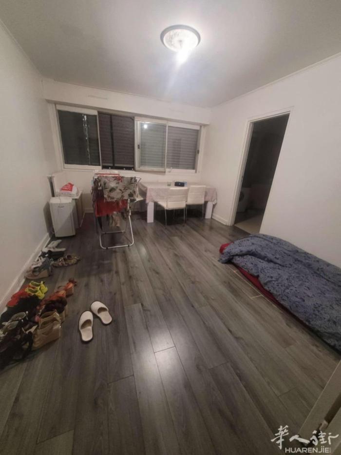 94省一房一厅44平方米，带电梯，中央暖气，包水费和物业费。有地窖和车库，在陈氏