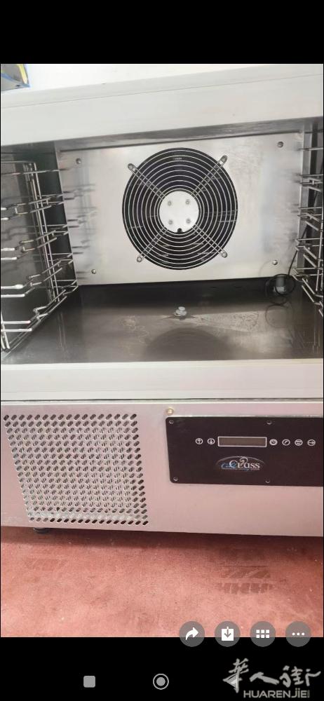 有速凍機兩台，全自動包子機一台出售.速凍機其中一台9成新五格的，另一台全新最多可