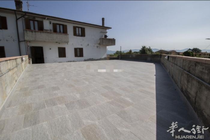出售 Quarrata 1楼约115平米公寓； 入口通向客+餐厅+衣帽间+就餐厨