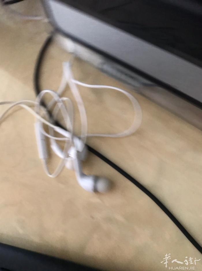 IPhone 耳机 一个 €20 新的 电充线 €25 是 iPhone 真板