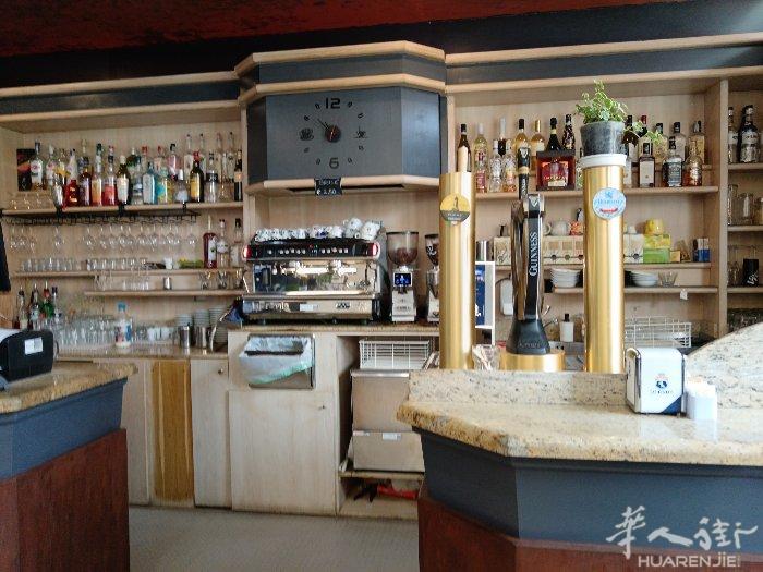 酒吧 有老虎机 gratta e vinci 报纸店和小买部  电话389219