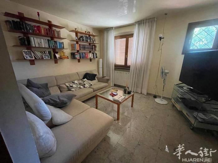 出售Viaccia 3层前后小院小别墅 •​地平层有：客厅+厨房+1卫 ​•半地
